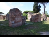 07216 ostia - regio i - insula xii - caseggiato a tabernae (i,xii,10) - nordseite - 06-2024.jpg